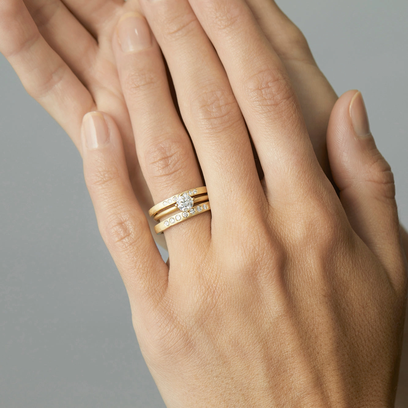2.3mm Seven White Diamonds Band | R16001W