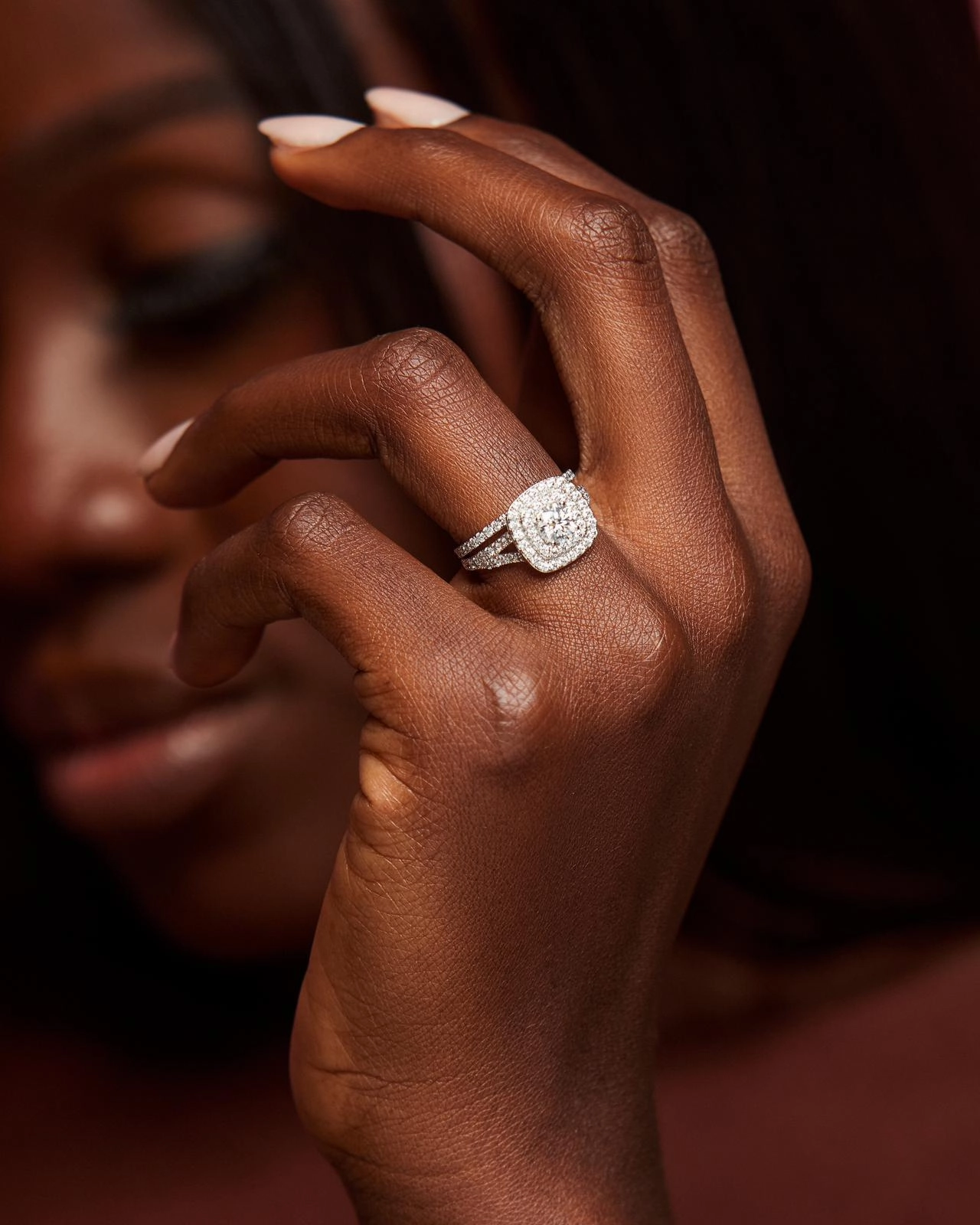 Audre Round Cut Natural Diamonds Cluster Bride Set in 18K Gold
