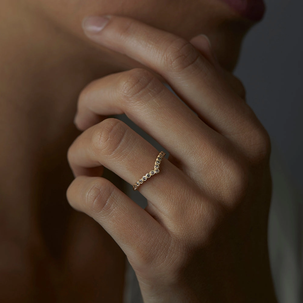 Brown Diamond Cresting Circle Band | R11501BR