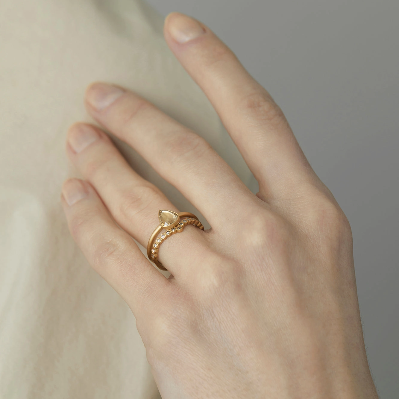 Brown Diamond Cresting Circle Band | R11501BR