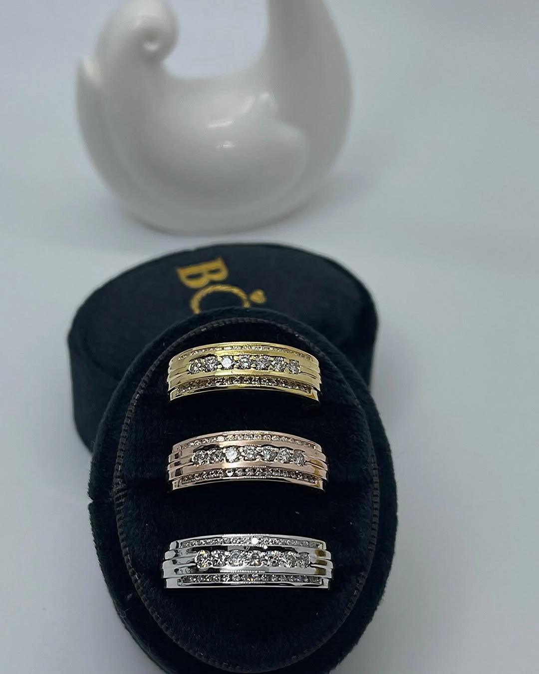 Charming Natural Diamond Wedding Band in 18K Gold