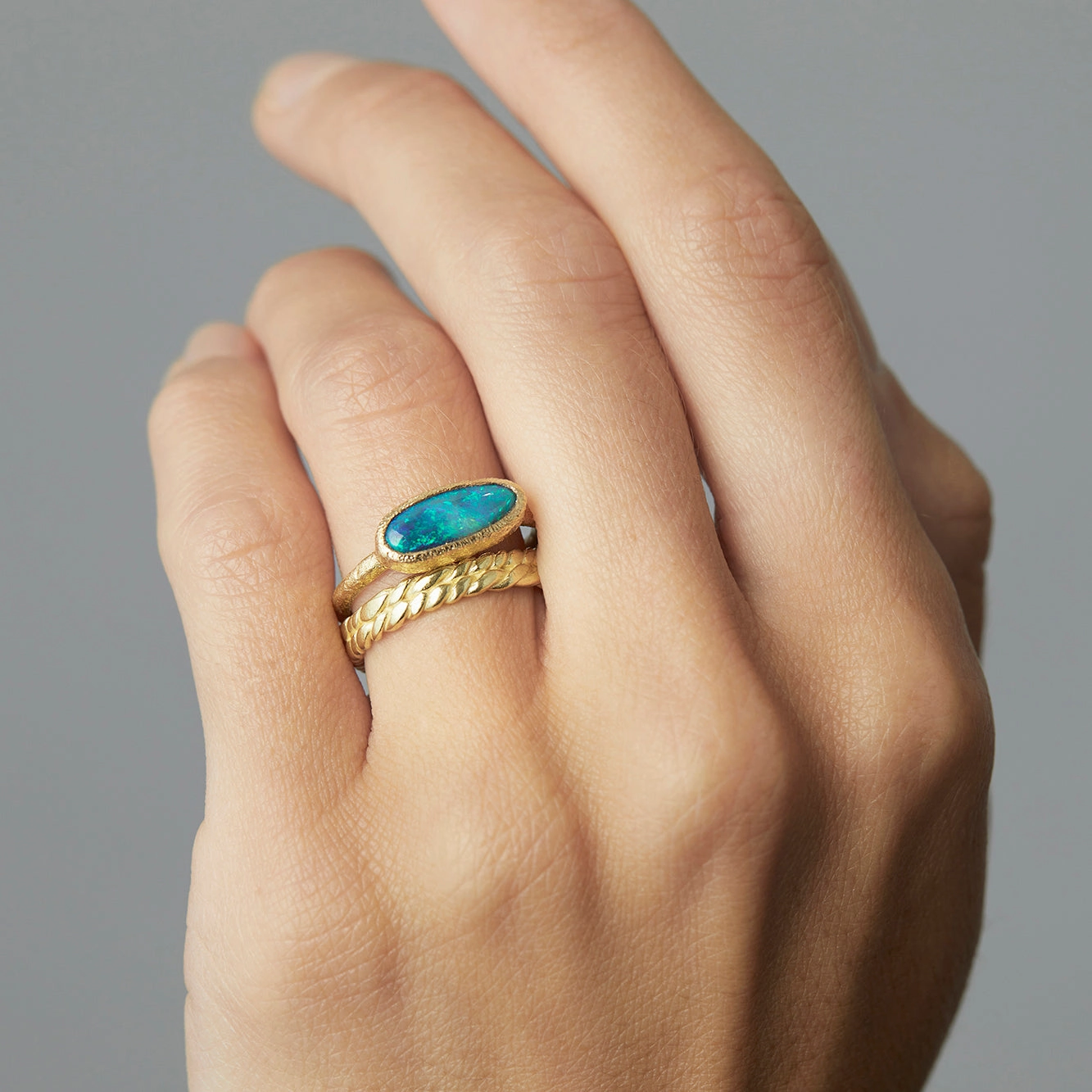 Double Twisted Band | R17001