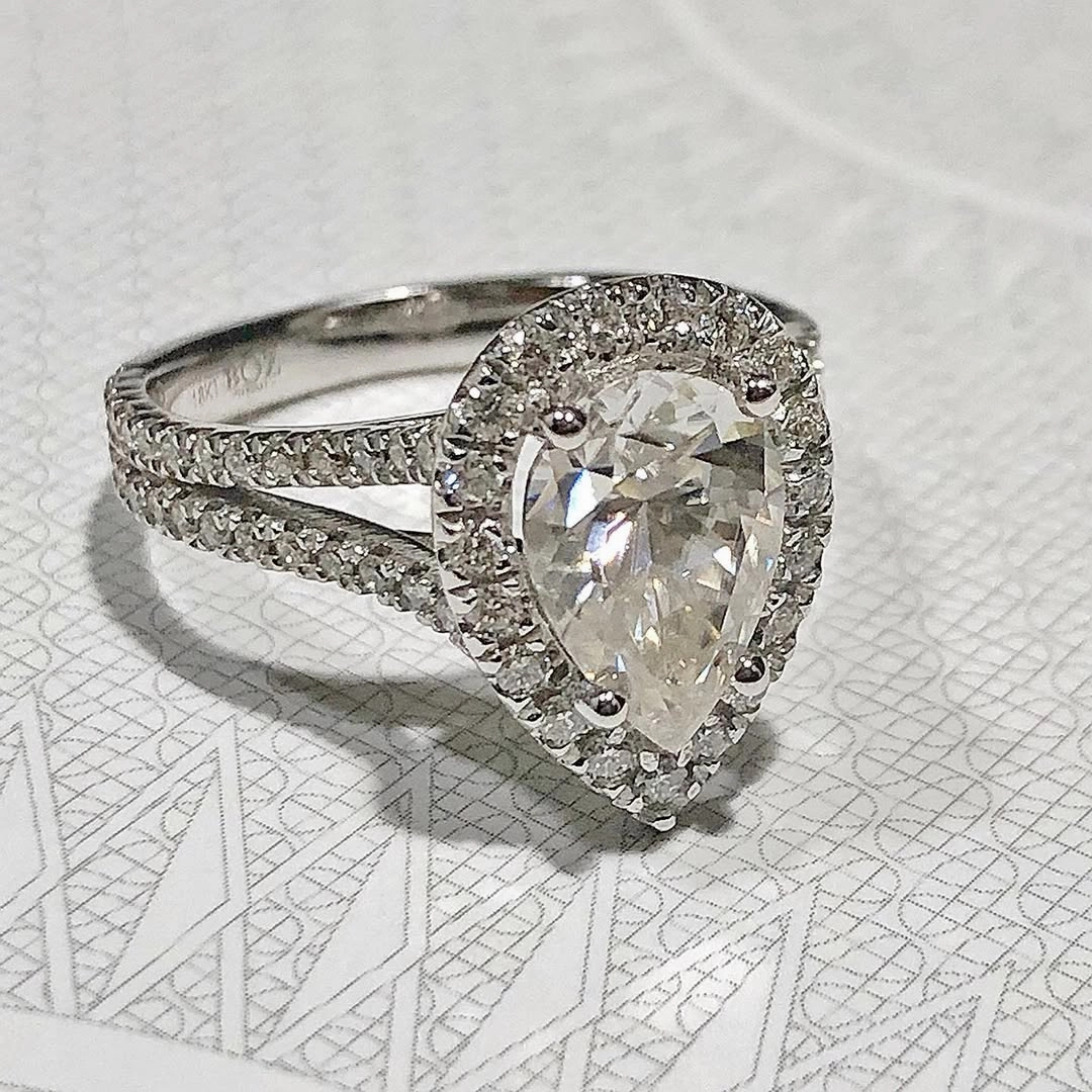 Leona Pear Cut Moissanite Engagement Ring in 18K Gold