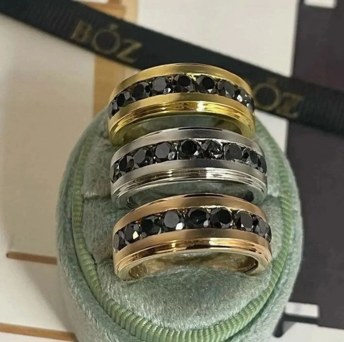 Oswald Black Diamond Band in 18k Gold